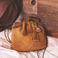 映画『トイ・ストーリー5』のGLOBAL WORK限定コレクション　「チャーム付き巾着 BAG」使用イメージ