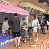 ノベルティ配布には長い列が！