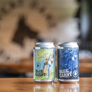 BLUE GIANT×EVERYDAY IPAオリジナルラベル缶（左）／BLUE GIANT×OKTOBERFESTオリジナルラベル缶（右）　各825円