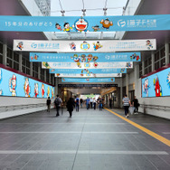 川崎市 藤子・F・不二雄ミュージアム開館15周年記念でJR川崎駅をキャラクターが彩る