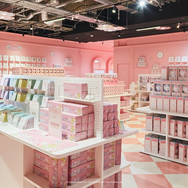 ポムポムプリン、クロミたちがお花と一緒♪ サンリオキャラ新商品第2弾が登場！ 体験型展示イベントにて東京会場限定のオリジナルグッズが販売