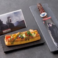 左：グリーンハーブの回復クロワッサンドッグ ～バジルソース＆チキン～、右：レオン・S・ケネディのビターチョコレート・チュリトス