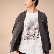 『進撃の巨人』×グラニフ　「二千年前の君から｜Tシャツ」着用イメージ