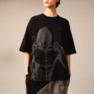 『進撃の巨人』×グラニフ　「15mの対峙｜ビッグシルエットTシャツ」　着用イメージ