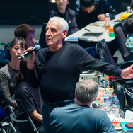 最終通し舞台稽古の最後にあいさつをする演出のグレン・カサールさん