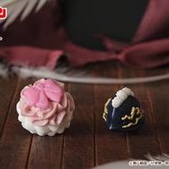 名探偵コナン／工藤新一 プチショコラ チャーム 8,800円/名探偵コナン／毛利蘭 ドレスケーキ チャーム 8,800円(税込み)