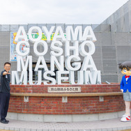新「青山剛昌ふるさと館」シンボルオブジェ（左から）河﨑館長・手嶋町長・江戸川コナン君