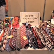 アニメ柄ネクタイの種類は40種類以上！ 「スーツのはるやま」ブース 【コミケ90】