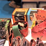 アニメ柄ネクタイの種類は40種類以上！ 「スーツのはるやま」ブース 【コミケ90】