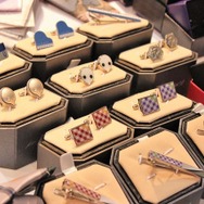 アニメ柄ネクタイの種類は40種類以上！ 「スーツのはるやま」ブース 【コミケ90】