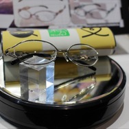 「東方」キャラのメガネがたくさん　執事眼鏡eyemirrorブース【コミケ90】
