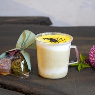 黄金の甘藷（さつまいも）ラテと花咲く薔薇のフロランタンブーケセット（ホット）