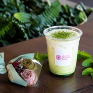 猫猫の深緑抹茶ラテと花咲く薔薇のフロランタンブーケセット（アイス・ホット）