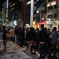 深夜の新宿に長い列が。