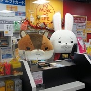 店頭でお仕事のロペとアキラ先輩©2012映画『紙兎ロペ』プロジェクト