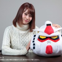 「機動戦士ガンダム ひとやすみヘッドクッション RX-78-2 GUNDAM／MSN-02 ZEONG」各4,536円（税込）(C)創通・サンライズ