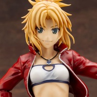 フィギュア「“赤”のセイバー」12,000円+税(C)東出祐一郎・TYPE-MOON / FAPC