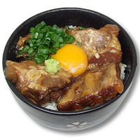 『劇場版 のんのんびより ばけーしょん』カフェ　濃厚ラフテー丼　1,200円（税別）　(C)2018 あっと・KADOKAWA刊/旭丘分校管理組合劇場