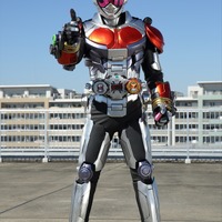 『平成仮面ライダー20作記念 仮面ライダー平成ジェネレーションズ FOREVER』クウガアーマー(C)石森プロ・テレビ朝日・ADK・東映