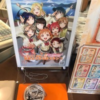 ココス×ラブライブ！サンシャイン!!「輝け！ みんなの笑顔キャンペーン」沼津IC店ラッピング写真(C)2017 プロジェクトラブライブ！サンシャイン!!