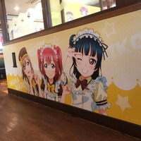 ココス×ラブライブ！サンシャイン!!「輝け！ みんなの笑顔キャンペーン」沼津IC店ラッピング写真(C)2017 プロジェクトラブライブ！サンシャイン!!