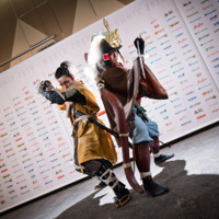 【コスプレ】中国代表のSEKIROパフォーマンスが圧巻！「コスサミ東京」企業ブース＆公式レイヤーまとめ【写真53枚】