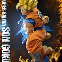 「メガプレミアムマスターライン ドラゴンボールZ 孫悟空（超サイヤ人）」通常版127,000円（税別）DX版155,000円（税別）（C）バードスタジオ／集英社・東映アニメーション（C）バードスタジオ／集英社・東映アニメーション