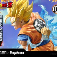 「メガプレミアムマスターライン ドラゴンボールZ 孫悟空（超サイヤ人）」通常版127,000円（税別）DX版155,000円（税別）（C）バードスタジオ／集英社・東映アニメーション（C）バードスタジオ／集英社・東映アニメーション