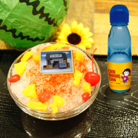 「ちびまる子ちゃん　×　TOWER RECORDS CAFE」みつやかき氷とまるちゃんラムネセット：1,300円（C）さくらプロダクション/日本アニメーション