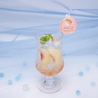 「天気の子カフェ」ゆめここち　ピーチソーダ　790円（C）2019「天気の子」製作委員会