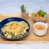 「天気の子カフェ」陽菜お手製　ごま油香る豆苗ポテチャーハンセット 1,490円（C）2019「天気の子」製作委員会