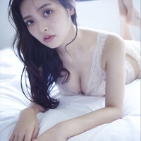 上坂すみれ写真集「すみれいろ」（東京ニュース通信社刊）