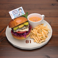 「EVANGELION CAFE&DINER」【碇シンジ】アボカドバーガー 1,690円（C）カラー