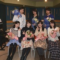 前列左から　石原夏織さん（久沼さゆ 役）／花澤香菜さん（向井戸まなか 役）／茅野愛衣さん（比良平ちさき 役）／小松未可子さん（潮留美海 役）後列左から　逢坂良太さん（伊佐木 要 役）／花江夏樹さん（先島 光 役）／石川界人さん（木原 紡 役）