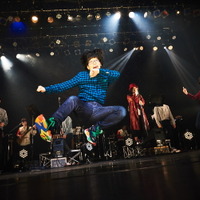 「THE REAL AKIBA BOYZ ONEMAN LIVE-SUPER FRESH BAND LIVE-」ステージの様子　写真/AYATO.