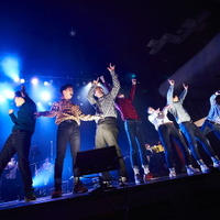 「THE REAL AKIBA BOYZ ONEMAN LIVE-SUPER FRESH BAND LIVE-」ステージの様子　写真/AYATO.