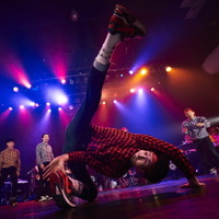 「THE REAL AKIBA BOYZ ONEMAN LIVE-SUPER FRESH BAND LIVE-」ステージの様子　写真/AYATO.