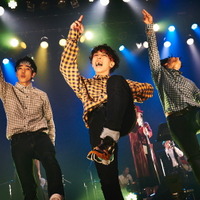 「THE REAL AKIBA BOYZ ONEMAN LIVE-SUPER FRESH BAND LIVE-」ステージの様子　写真/AYATO.