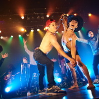 「THE REAL AKIBA BOYZ ONEMAN LIVE-SUPER FRESH BAND LIVE-」ステージの様子　写真/AYATO.