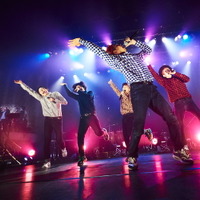 「THE REAL AKIBA BOYZ ONEMAN LIVE-SUPER FRESH BAND LIVE-」ステージの様子　写真/AYATO.