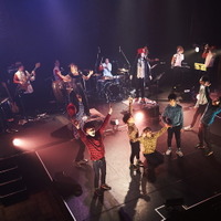 「THE REAL AKIBA BOYZ ONEMAN LIVE-SUPER FRESH BAND LIVE-」ステージの様子　写真/AYATO.