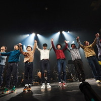 「THE REAL AKIBA BOYZ ONEMAN LIVE-SUPER FRESH BAND LIVE-」ステージの様子　写真/AYATO.