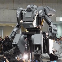 ワンフェス2012夏に登場　搭乗可能な巨大ロボット「クラタス」、幕張メッセに立つ 画像