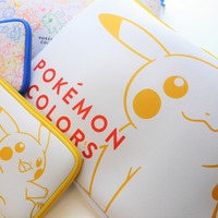 手前から「POKEMON COLORS ポーチ　ピカチュウ（大・小）／ポーチ　総柄（大・小）」各3300円／小　各1650円（税込）(C)2021 Pokémon. (C)1995-2021 Nintendo/Creatures Inc./GAME FREAK inc.