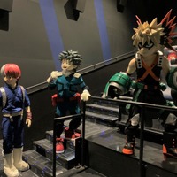 『僕のヒーローアカデミア THE MOVIE ワールド ヒーローズ ミッション』4D WORLD SMASH上映 デクくん・爆豪くん・轟くん（C）2021「僕のヒーローアカデミア THE MOVIE」製作委員会（C）堀越耕平／集英社