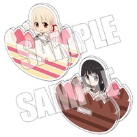 「TVアニメ『リコリス・リコイル』おかしのいえ～Sweets Style～ in 新宿マルイメン」ゆらりアクリル＜Cake Style 錦木 千束＞＜Cake Style 井ノ上 たきな＞（C）Spider Lily／アニプレックス･ABCアニメーション･BS11