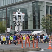 実物大イングラムが東京マラソンを警備　話題の映画から応援出動 画像
