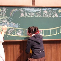 「暗殺教室」EDで盛り上がった　ア―ティストmoumoonと黒板アートの白石慶子のライブ 画像