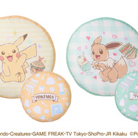 「ポケットモンスター リバーシブルクッション『Cafe Art』～ピカチュウ・イーブイ～」（C）Nintendo・Creatures・GAME FREAK・TV Tokyo・ShoPro・JR Kikaku（C）Pokémon