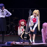 舞台「LIVE STAGE『ぼっち・ざ・ろっく！』」より公式写真（C）はまじあき／芳文社・アニプレックス（C）LIVE STAGE「ぼっち・ざ・ろっく！」製作委員会